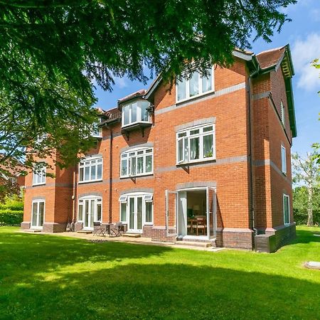 Large Apartment With Parking Guildford Exterior photo