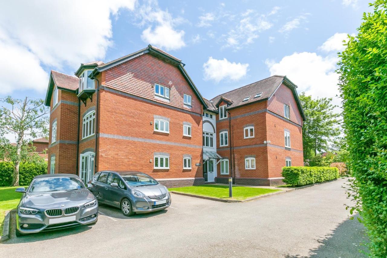 Large Apartment With Parking Guildford Exterior photo