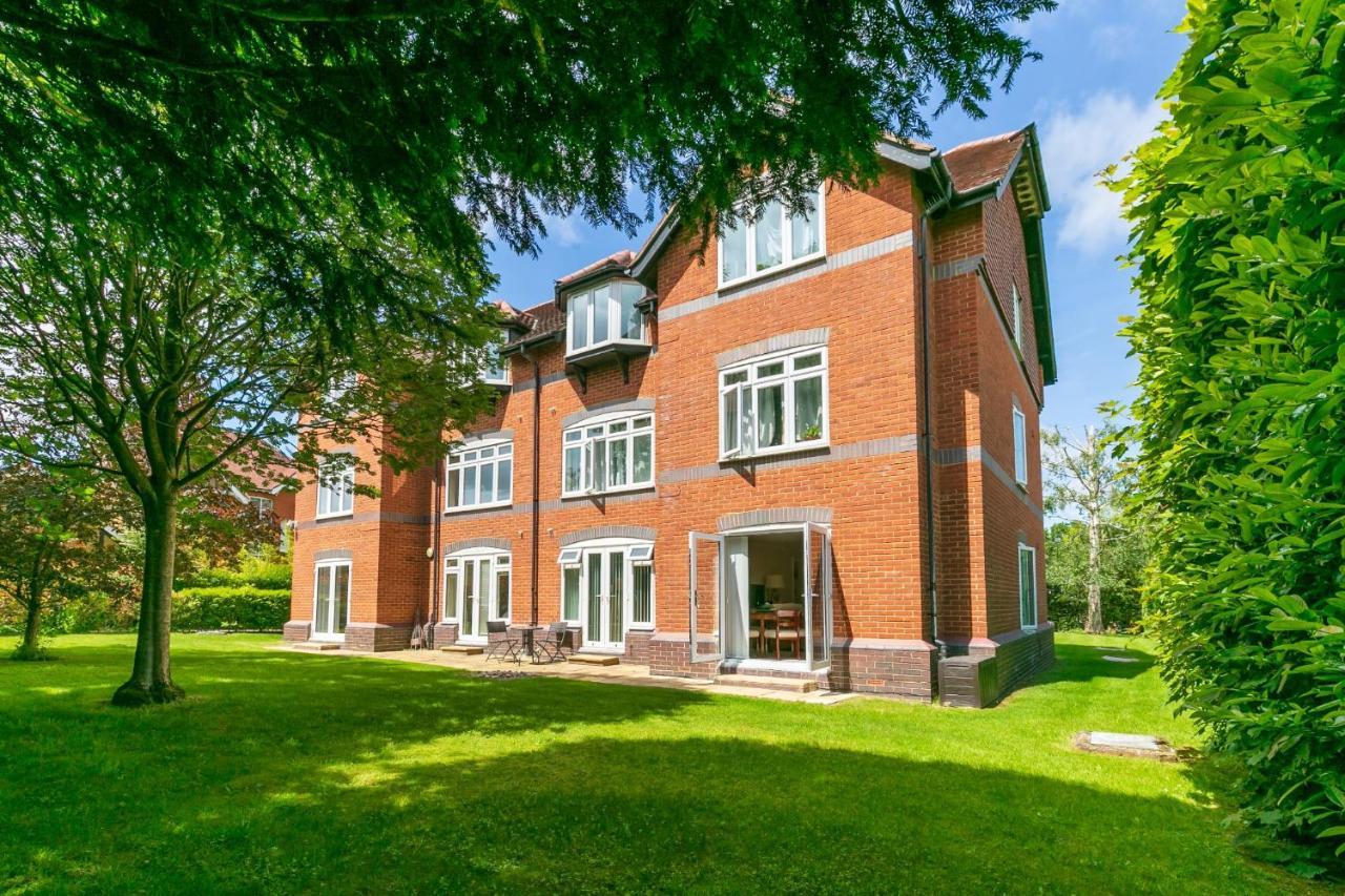 Large Apartment With Parking Guildford Exterior photo